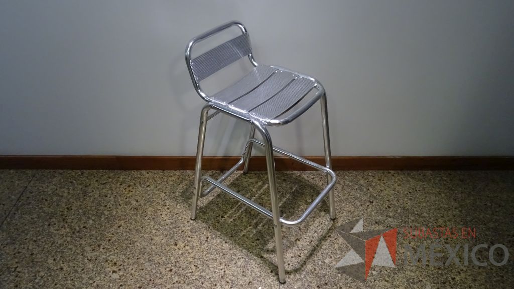 Lote 005 - Mesa alta metálica con cubierta redonda y 3 sillas altas metálicas para barra con respaldo corto - Imagen 5