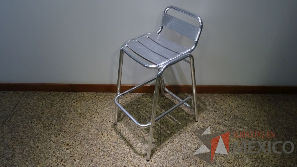 Lote 005 - Mesa alta metálica con cubierta redonda y 3 sillas altas metálicas para barra con respaldo corto - Imagen 3