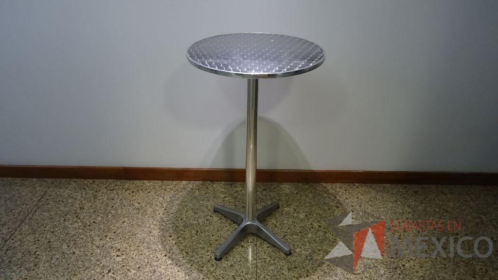 Lote 005 - Mesa alta metálica con cubierta redonda y 3 sillas altas metálicas para barra con respaldo corto - Imagen 4