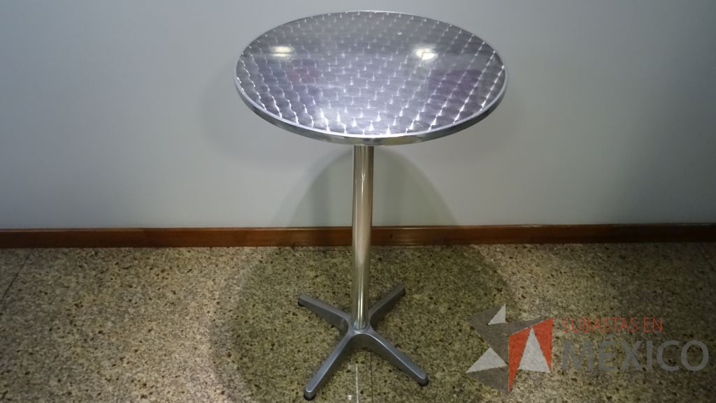 Lote 005 - Mesa alta metálica con cubierta redonda y 3 sillas altas metálicas para barra con respaldo corto