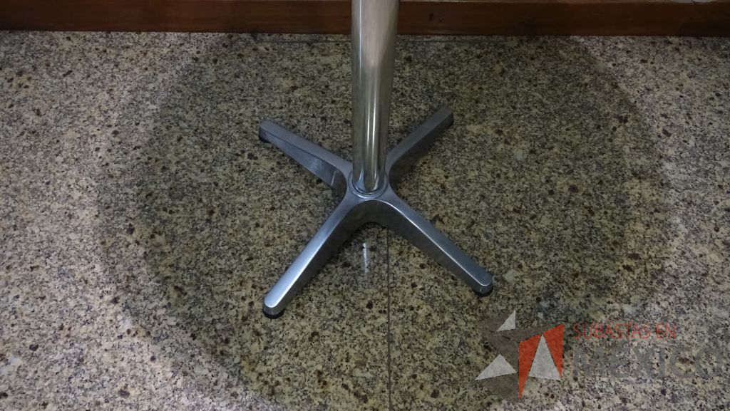 Lote 005 - Mesa alta metálica con cubierta redonda y 3 sillas altas metálicas para barra con respaldo corto - Imagen 6