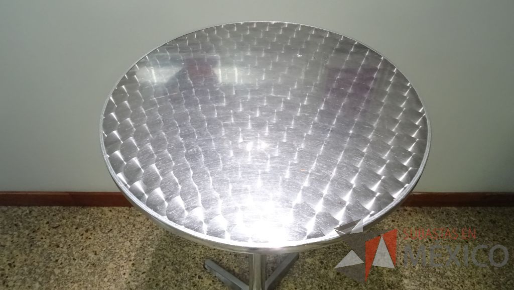Lote 005 - Mesa alta metálica con cubierta redonda y 3 sillas altas metálicas para barra con respaldo corto - Imagen 7