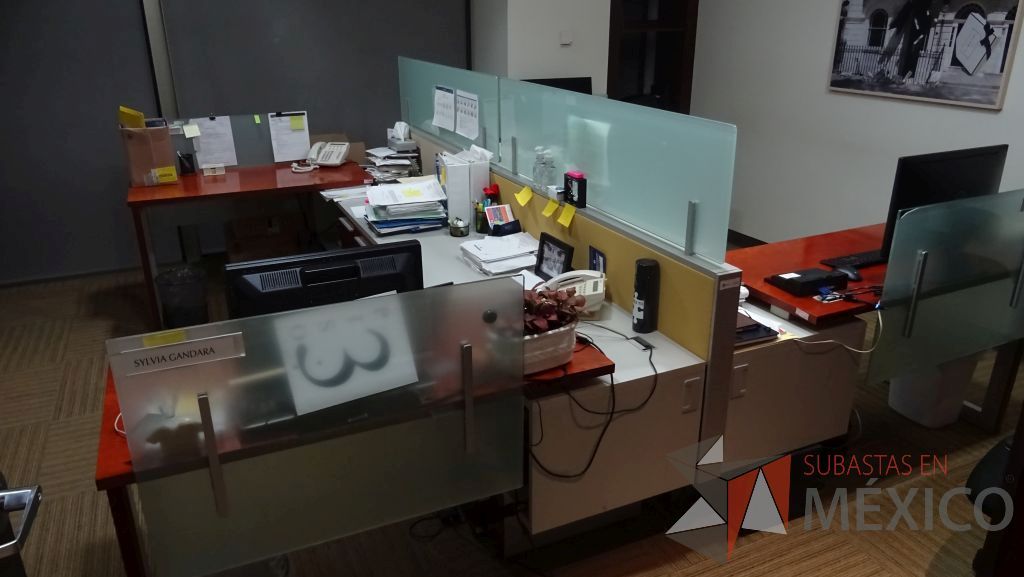 Lote 084 - Estación de trabajo para cuatro personas con mampara de tela y vidrio, cuenta con credenza con tres cajones