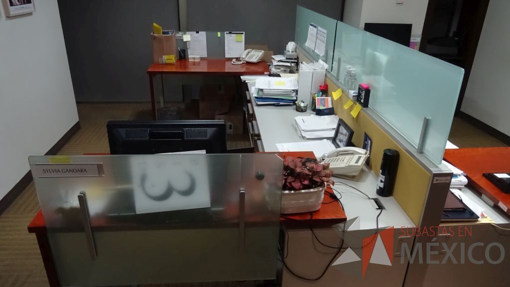 Lote 084 - Estación de trabajo para cuatro personas con mampara de tela y vidrio, cuenta con credenza con tres cajones - Imagen 2