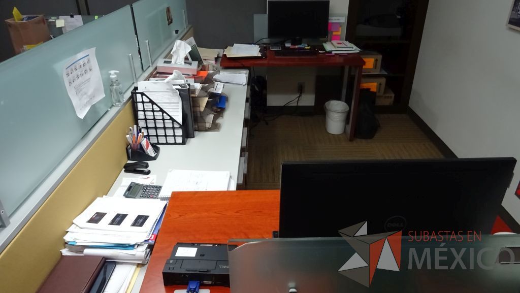 Lote 084 - Estación de trabajo para cuatro personas con mampara de tela y vidrio, cuenta con credenza con tres cajones - Imagen 3