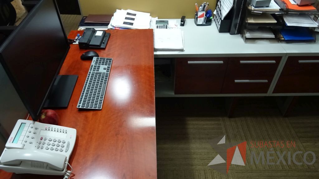 Lote 084 - Estación de trabajo para cuatro personas con mampara de tela y vidrio, cuenta con credenza con tres cajones - Imagen 4