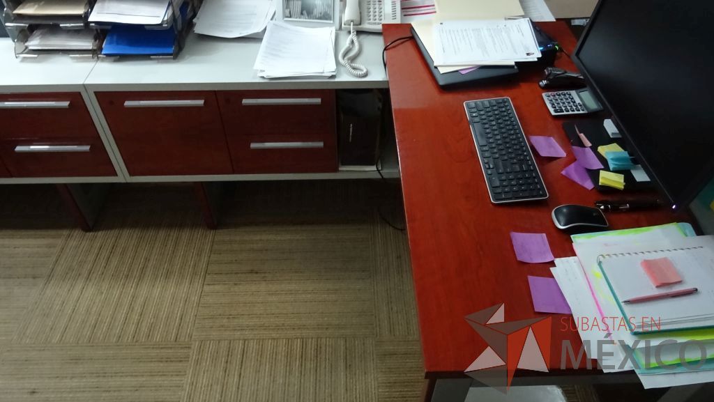 Lote 084 - Estación de trabajo para cuatro personas con mampara de tela y vidrio, cuenta con credenza con tres cajones - Imagen 5