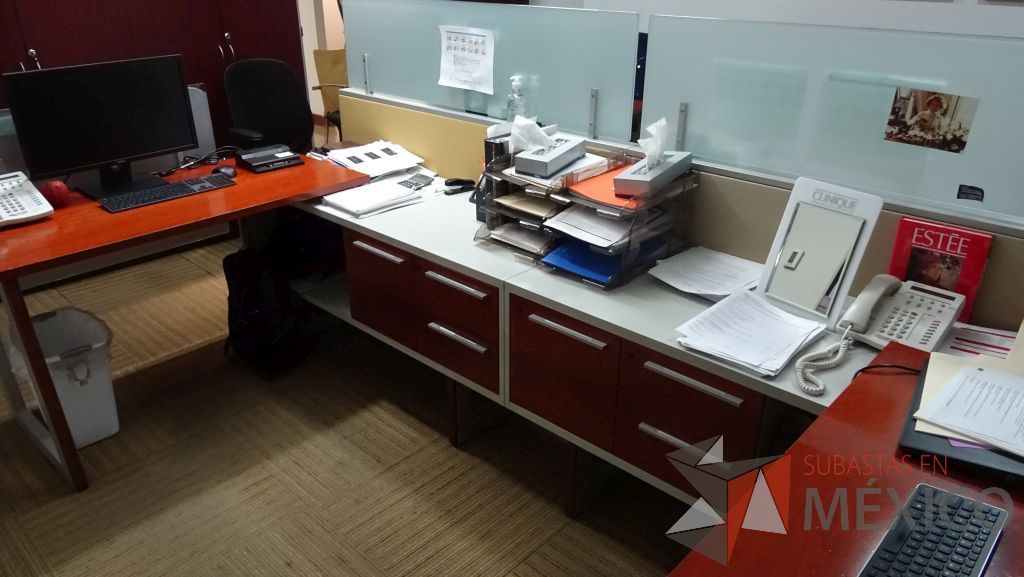 Lote 084 - Estación de trabajo para cuatro personas con mampara de tela y vidrio, cuenta con credenza con tres cajones - Imagen 6