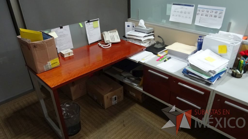 Lote 084 - Estación de trabajo para cuatro personas con mampara de tela y vidrio, cuenta con credenza con tres cajones - Imagen 7