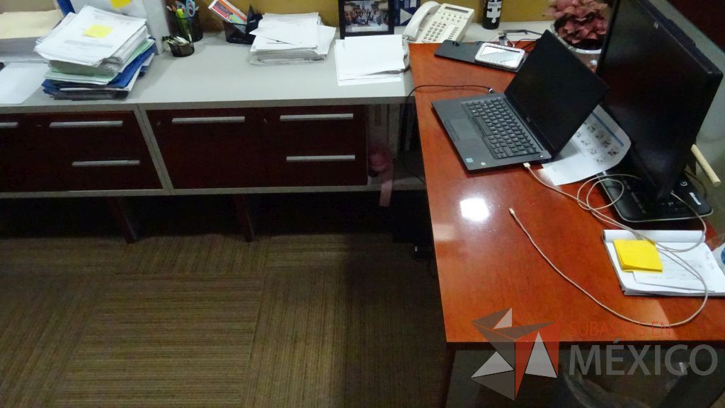 Lote 084 - Estación de trabajo para cuatro personas con mampara de tela y vidrio, cuenta con credenza con tres cajones - Imagen 8