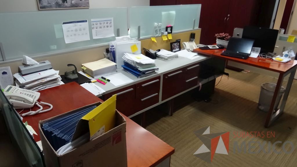 Lote 084 - Estación de trabajo para cuatro personas con mampara de tela y vidrio, cuenta con credenza con tres cajones - Imagen 9