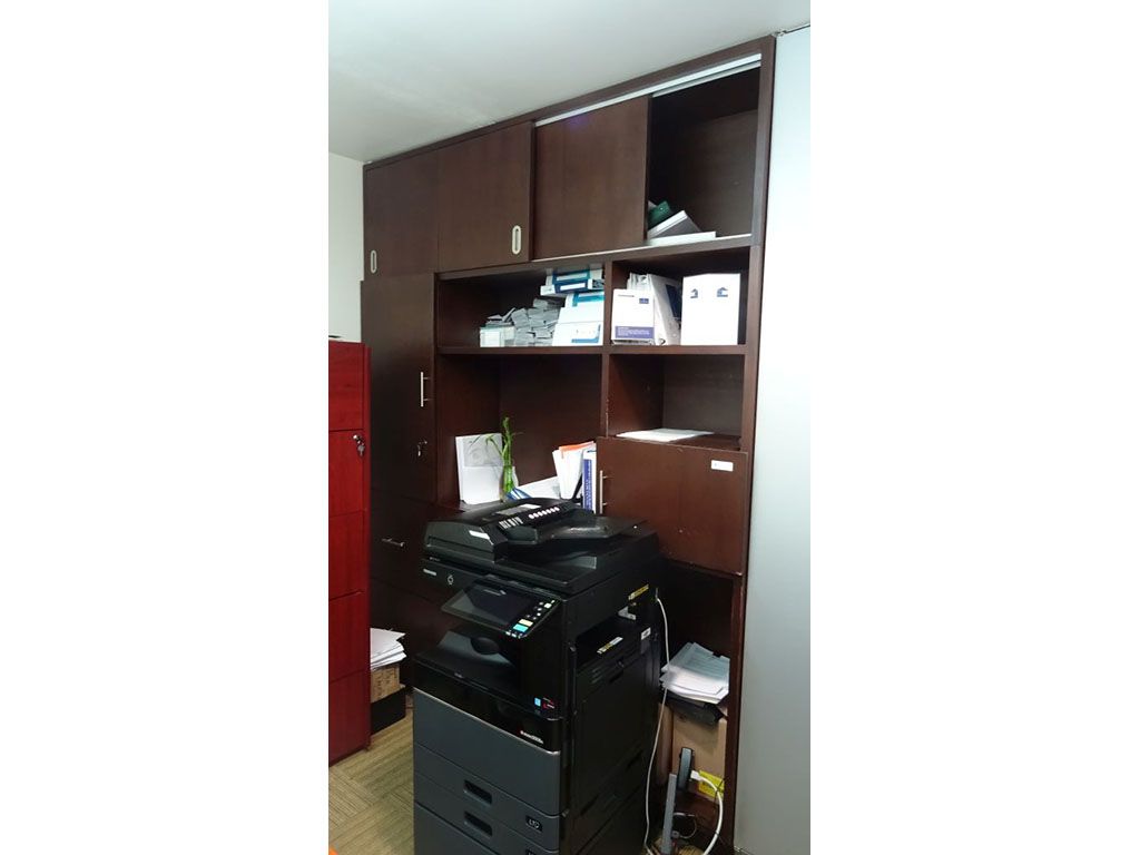 Lote 037 - Mueble empotrado de madera con dos puertas corredizas y diez cajones