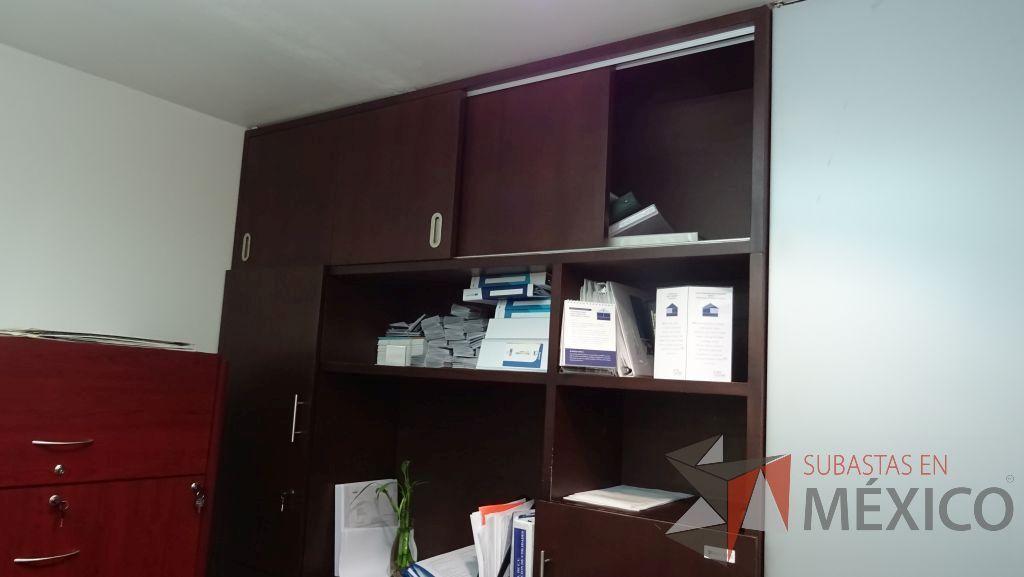 Lote 037 - Mueble empotrado de madera con dos puertas corredizas y diez cajones - Imagen 3