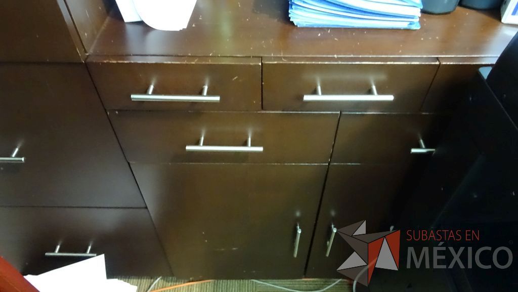 Lote 037 - Mueble empotrado de madera con dos puertas corredizas y diez cajones - Imagen 4
