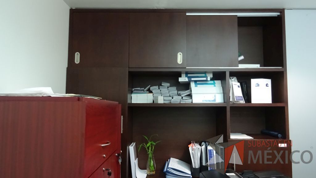 Lote 037 - Mueble empotrado de madera con dos puertas corredizas y diez cajones - Imagen 6