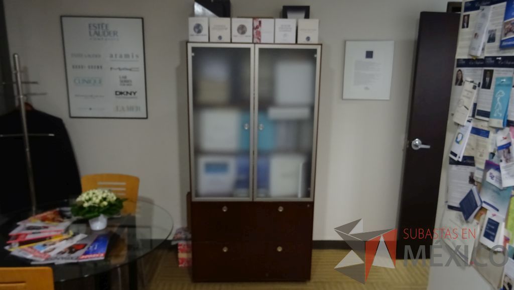 Lote 038 - Gabinete de madera con dos puertas puertas de vidrio y dos cajones