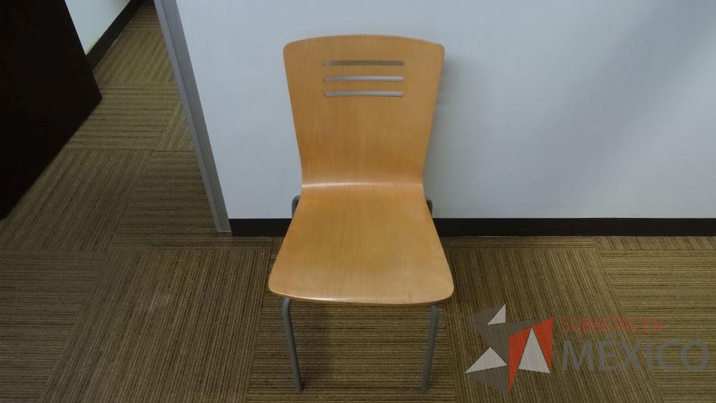 Lote 089 - 4 Sillas de visita fijas con respaldo y asiento de maderas unidos sin descansabrazos