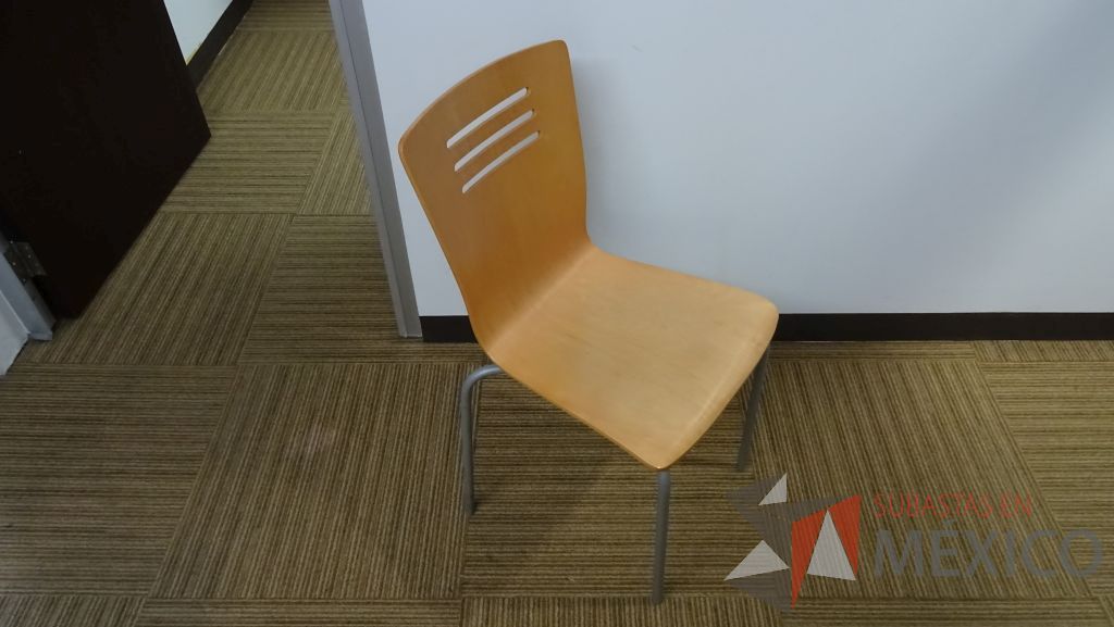 Lote 089 - 4 Sillas de visita fijas con respaldo y asiento de maderas unidos sin descansabrazos - Imagen 2
