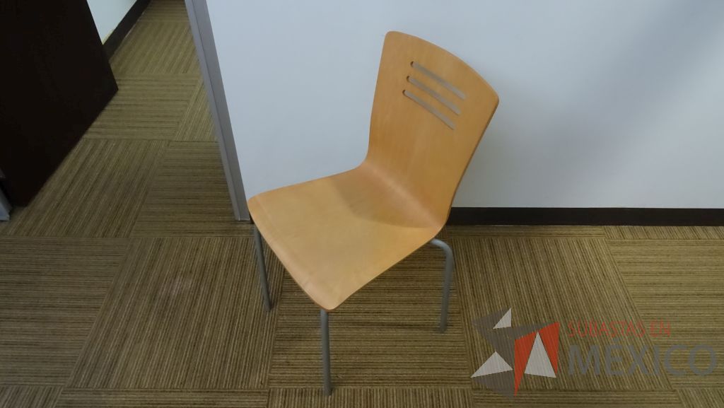 Lote 089 - 4 Sillas de visita fijas con respaldo y asiento de maderas unidos sin descansabrazos - Imagen 3