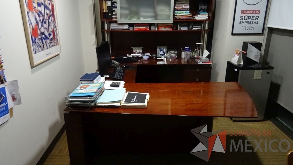 Lote 090 - Escritorio en forma de L de madera con librero y archivero de tres cajones