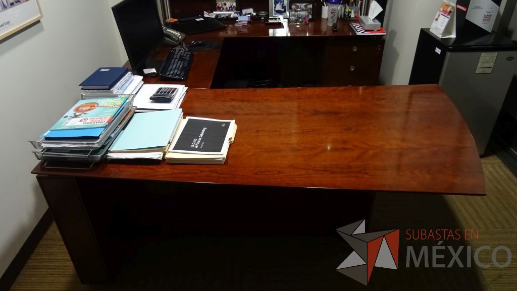 Lote 090 - Escritorio en forma de L de madera con librero y archivero de tres cajones - Imagen 2
