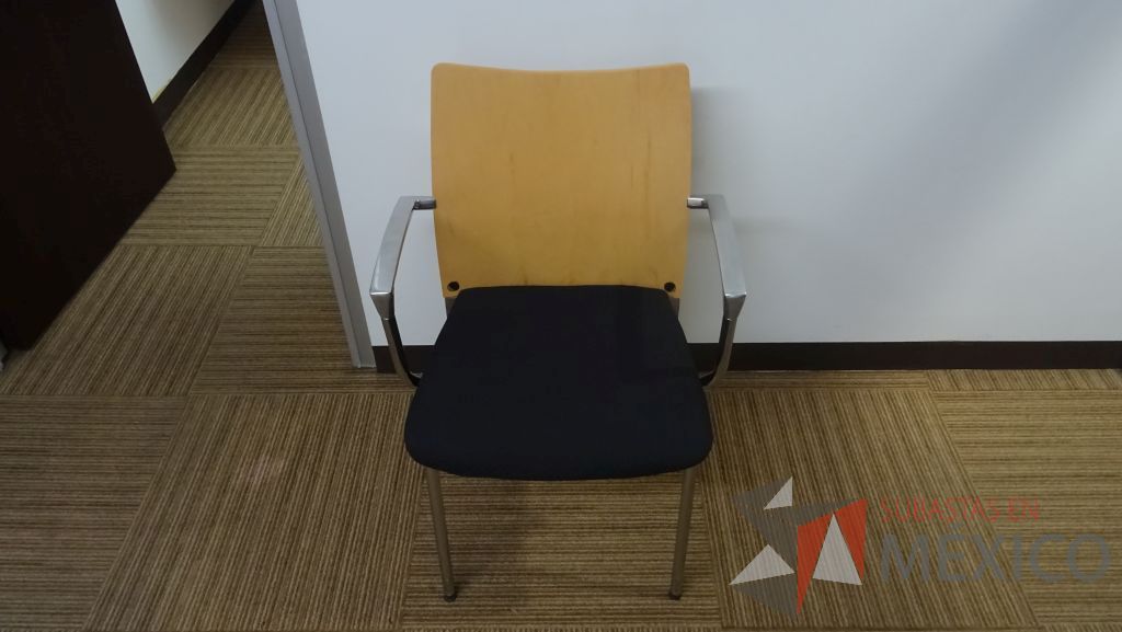 Lote 094 - 4 Sillas de visita fijas con respaldo de madera y asiento de tela con descansabrazos