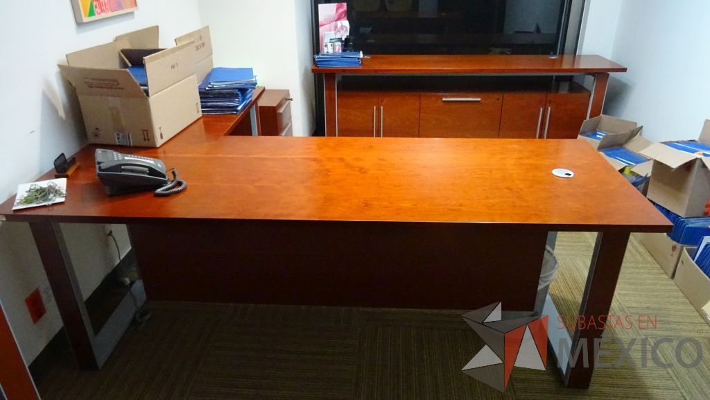 Lote 007 - Escritorio en L con cubierta de madera, archivero y credenza