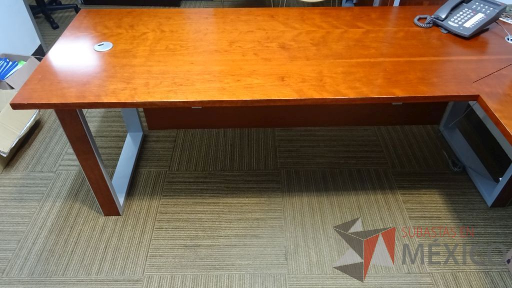 Lote 007 - Escritorio en L con cubierta de madera, archivero y credenza - Imagen 3