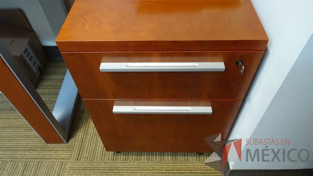 Lote 007 - Escritorio en L con cubierta de madera, archivero y credenza - Imagen 4