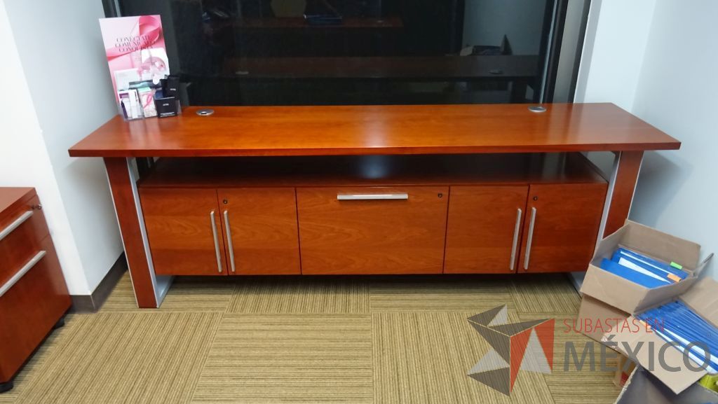 Lote 007 - Escritorio en L con cubierta de madera, archivero y credenza - Imagen 5