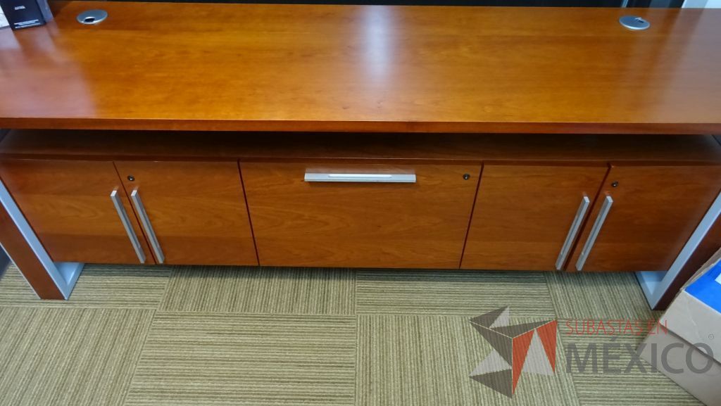 Lote 007 - Escritorio en L con cubierta de madera, archivero y credenza - Imagen 2