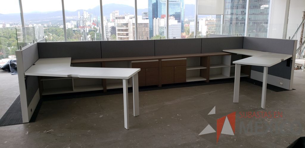 Lote 001 - Escritorio ejecutivo y Estación de trabajo con Archiveros y Gabinetes