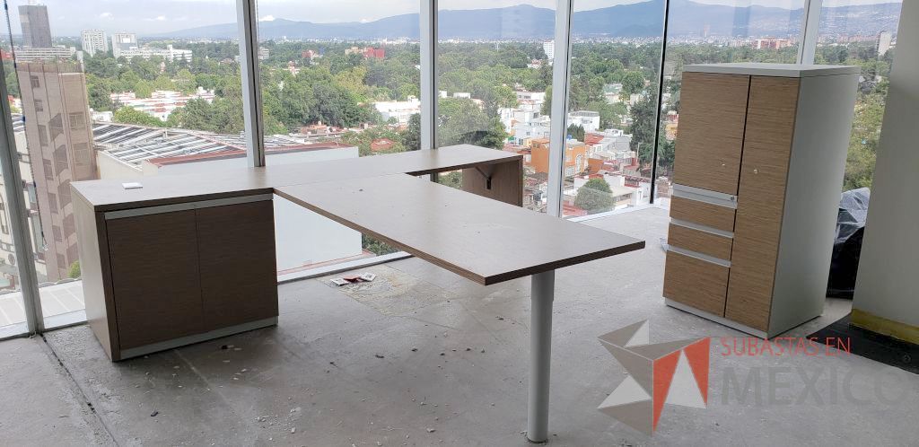 Lote 001 - Escritorio ejecutivo y Estación de trabajo con Archiveros y Gabinetes - Imagen 4