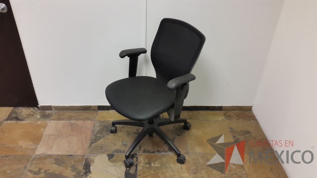 Lote 004 - 33 Sillas ejecutivas en color negro con respaldo de maya y asiento de tela, descansabrazos y ruedas - Imagen 3