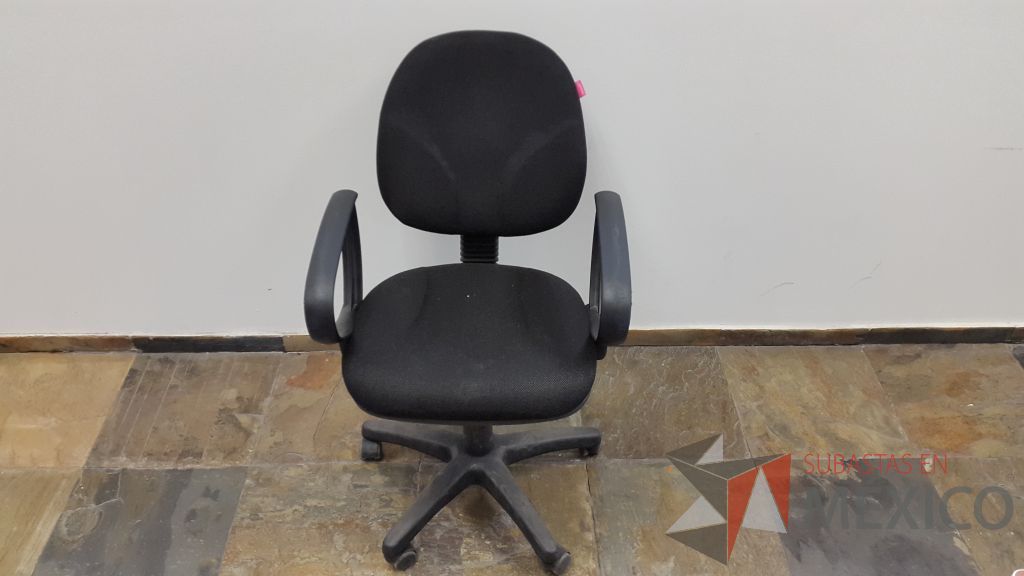 Lote 009 - 38 Sillas operativas de tela en color negro con descansabrazos y ruedas Actualización de cantidad a 38 Sillas