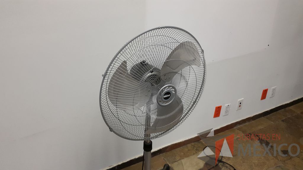 Lote 012 - 3 Ventiladores de pie metálicos con 3 velocidades modelo VC 238 - Imagen 2