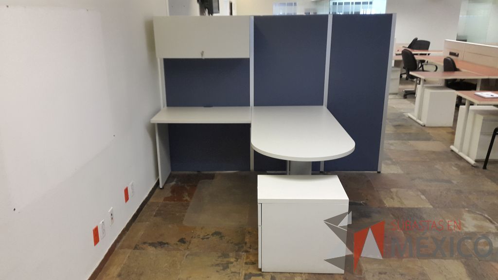 Lote 013 - 2 Estaciones de trabajo para una personas con gaveta de pedestal, archivero de dos cajones y tres mamparas en color azul