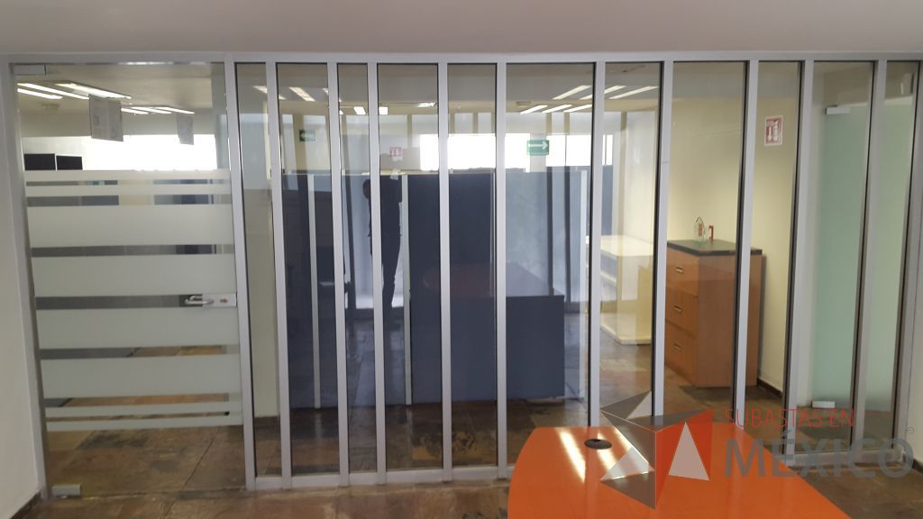 Lote 018 - 2 Canceles de vidrio con marcos de aluminio y puerta de vidrio templado