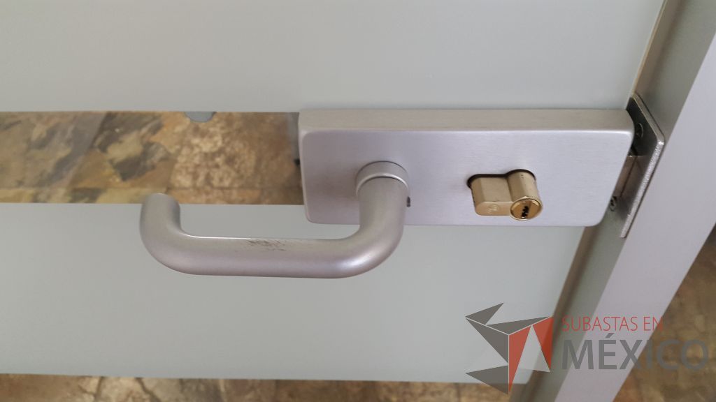 Lote 018 - 2 Canceles de vidrio con marcos de aluminio y puerta de vidrio templado - Imagen 5