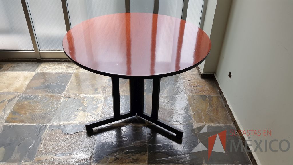 Lote 019 - 2 Mesas de trabajo redonda con cubierta de madera y base metálica