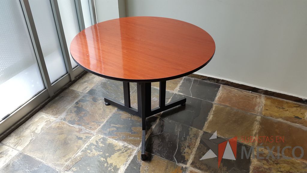 Lote 019 - 2 Mesas de trabajo redonda con cubierta de madera y base metálica - Imagen 5