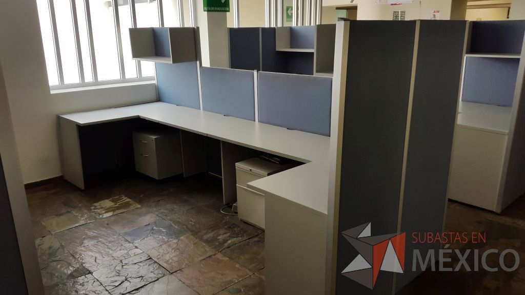 Lote 024 - 4 Estaciones de trabajo para 2 personas dividida por 6 mamparas en color azul, dos gavetas de pedestal y dos archivero de dos cajones - Imagen 2