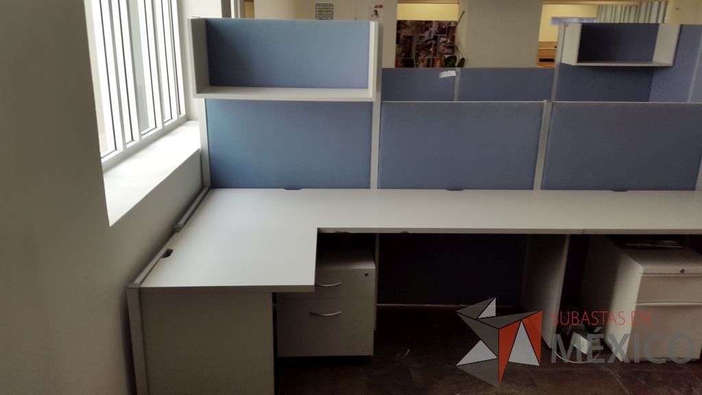 Lote 024 - 4 Estaciones de trabajo para 2 personas dividida por 6 mamparas en color azul, dos gavetas de pedestal y dos archivero de dos cajones - Imagen 3