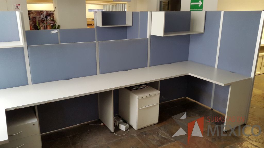 Lote 024 - 4 Estaciones de trabajo para 2 personas dividida por 6 mamparas en color azul, dos gavetas de pedestal y dos archivero de dos cajones