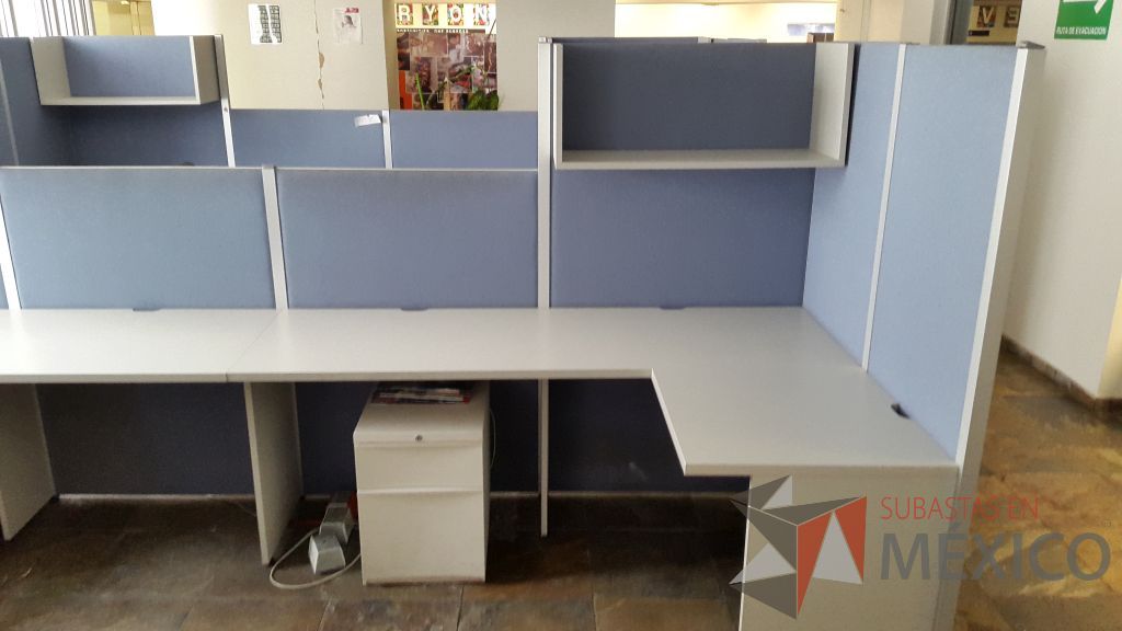 Lote 024 - 4 Estaciones de trabajo para 2 personas dividida por 6 mamparas en color azul, dos gavetas de pedestal y dos archivero de dos cajones - Imagen 4