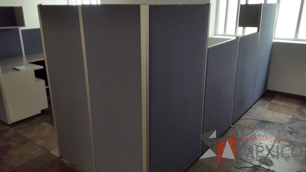 Lote 024 - 4 Estaciones de trabajo para 2 personas dividida por 6 mamparas en color azul, dos gavetas de pedestal y dos archivero de dos cajones - Imagen 6