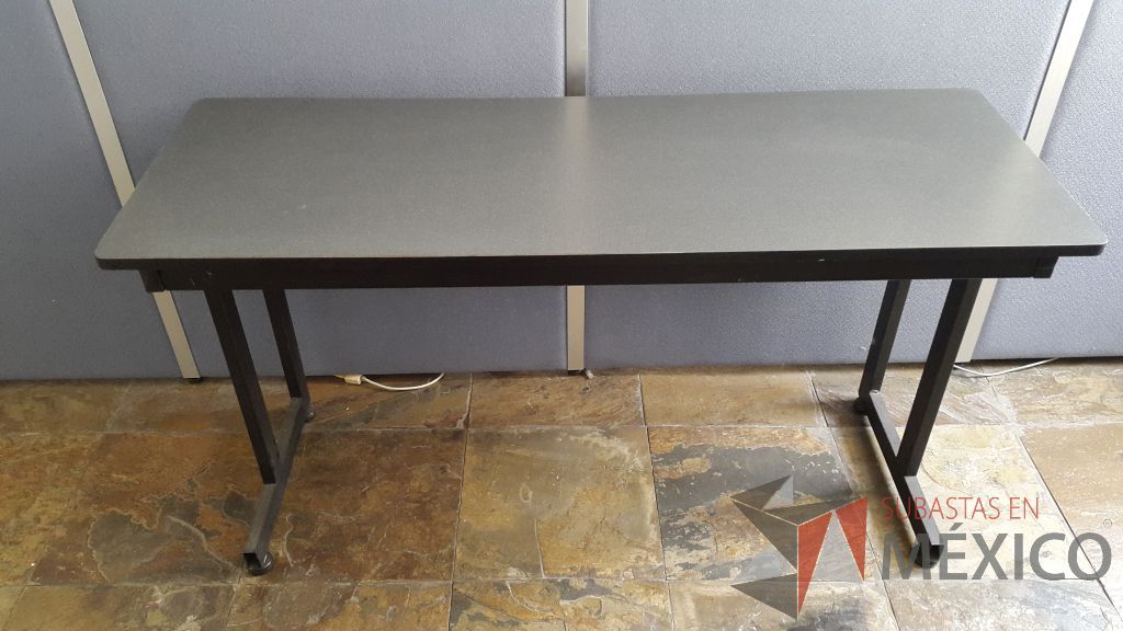 Lote 025 - Mesa de trabajo con cubierta en color negro y patas metálicas