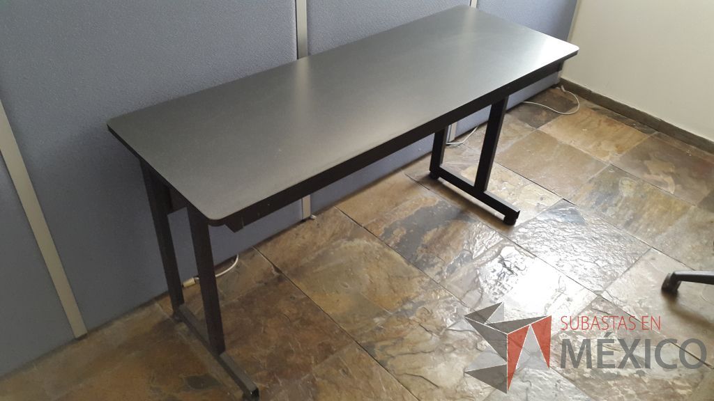 Lote 025 - Mesa de trabajo con cubierta en color negro y patas metálicas - Imagen 2