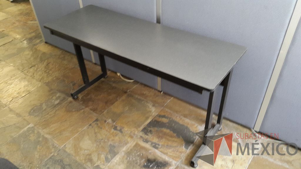 Lote 025 - Mesa de trabajo con cubierta en color negro y patas metálicas - Imagen 3