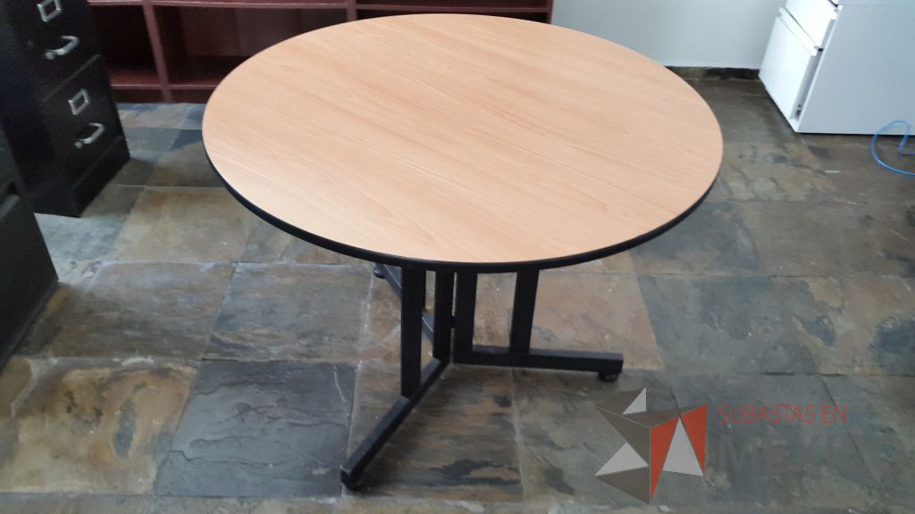 Lote 019 - 2 Mesas de trabajo redonda con cubierta de madera y base metálica - Imagen 4